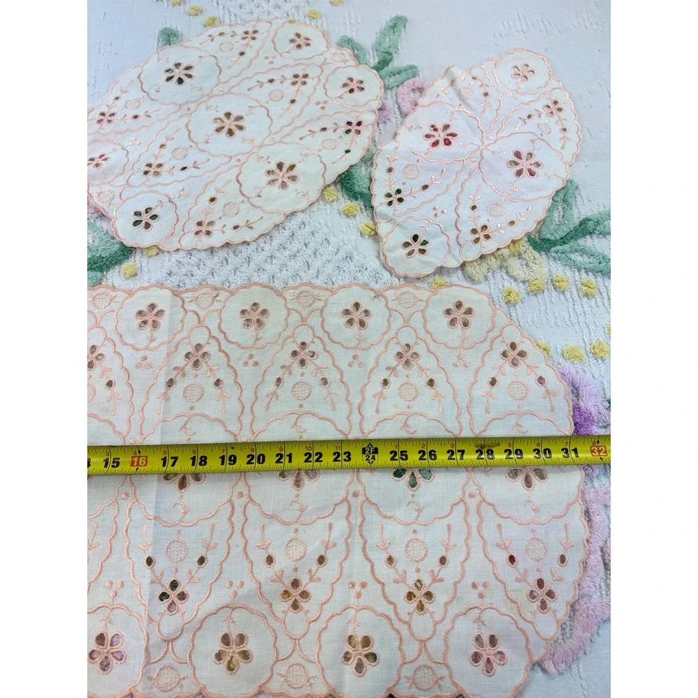 Vintage 4pc Eyelet Embroidered Dresser Scarf Set Peach Cream Scalloped Doilies